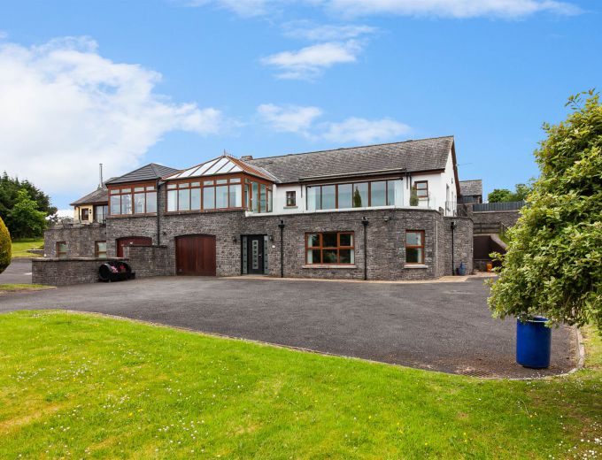 12F Browns Brae, HOLYWOOD